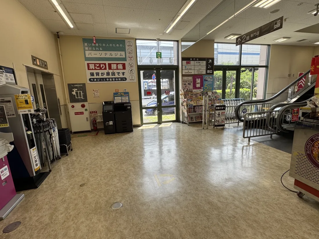 ダイエー今津店に入りエレベーターかエスカレーターで2階へ