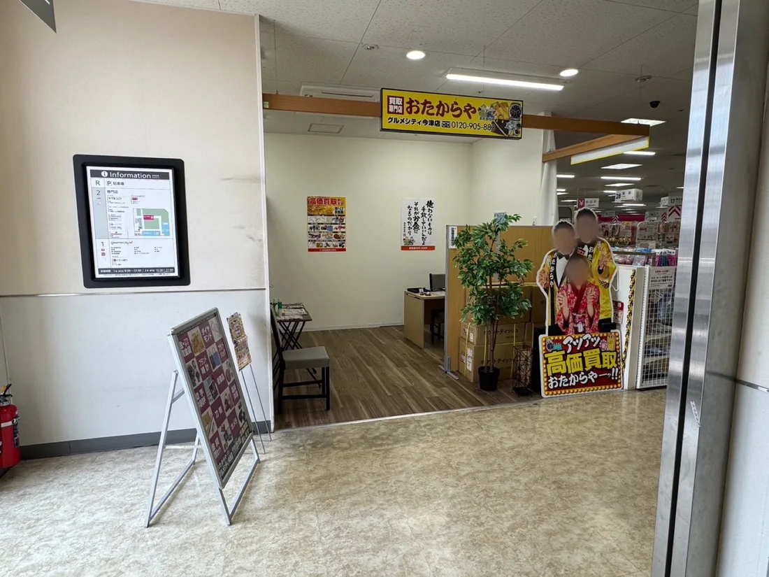 エレベーターを降りてすぐ目の前が当店