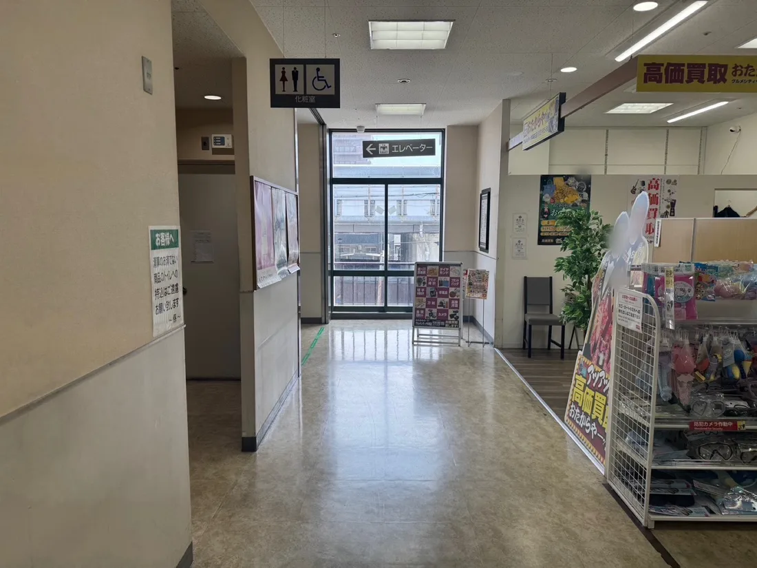 お手洗いの目の前が当店